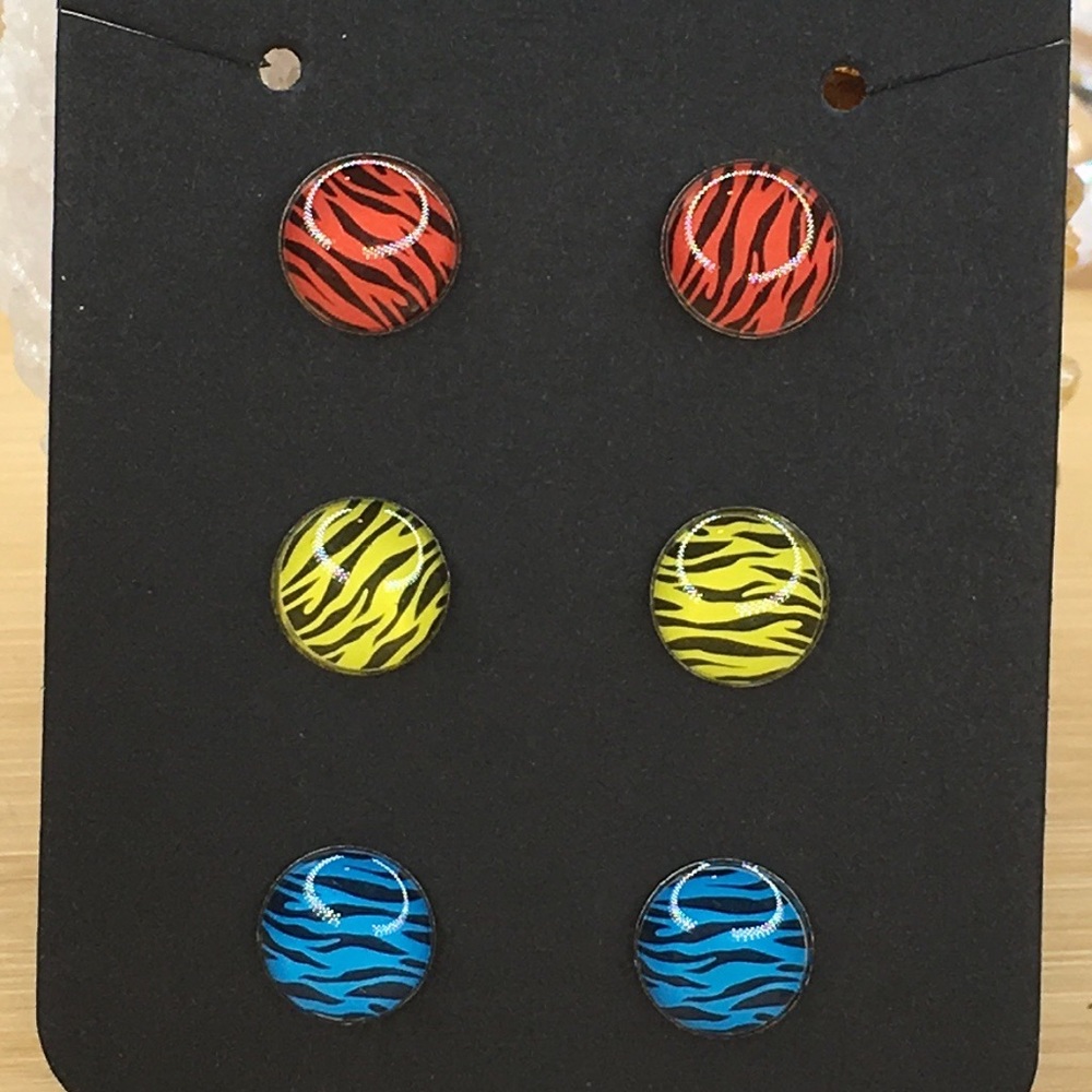 3 Pairs of Stud Earrings - Picture 2 of 7